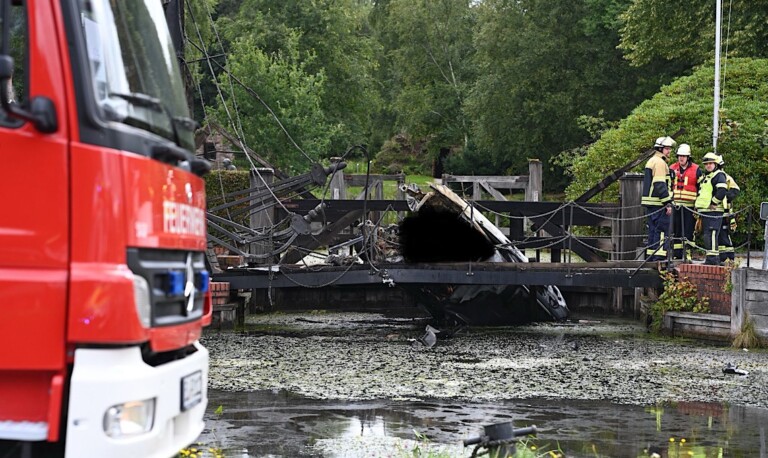 Papenburg – Pkw landet brennend im Kanal