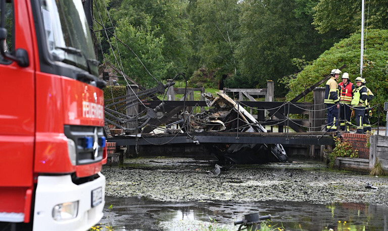 Papenburg – Pkw landet brennend im Kanal