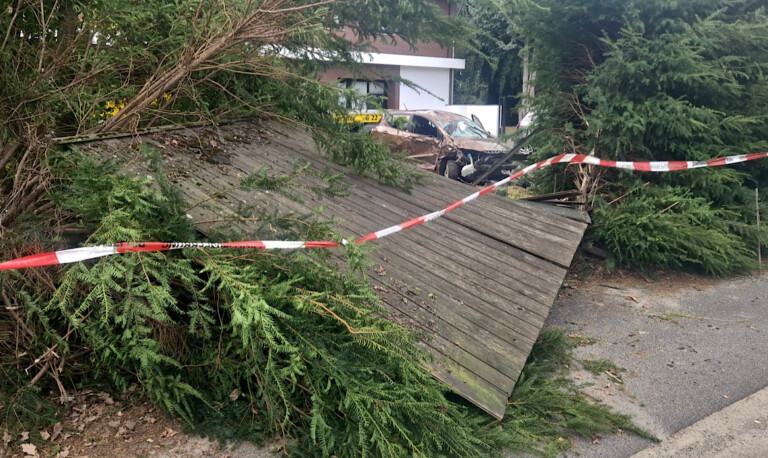 Meppen – Pkw kracht an B70 durch Bushaltestelle