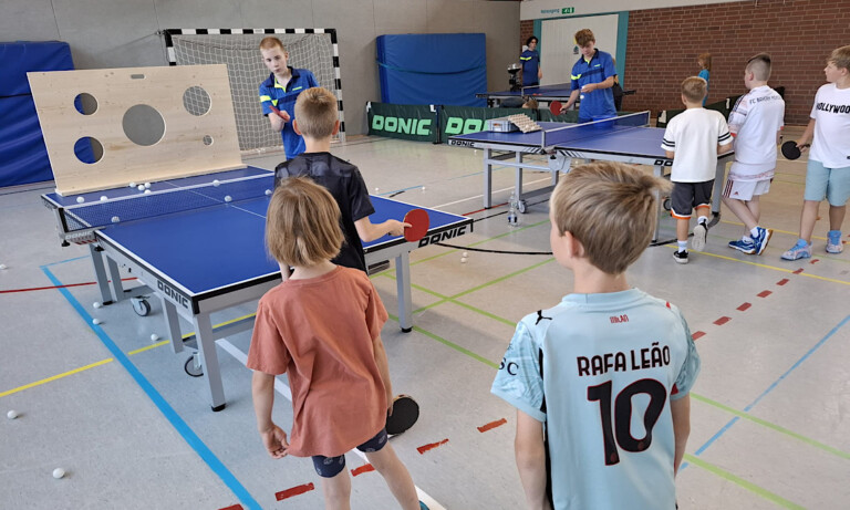 32 Kinder bei der Tischtennis-Ferienpass-Aktion des TV Meppen