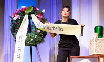 Wenn der Kranz zur Krise wird – Bissige Gesellschaftssatire im Theater Meppen