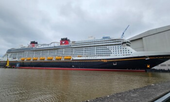 Papenburg – Kreuzfahrtschiff Disney Destiny vor Ems-Überführung 