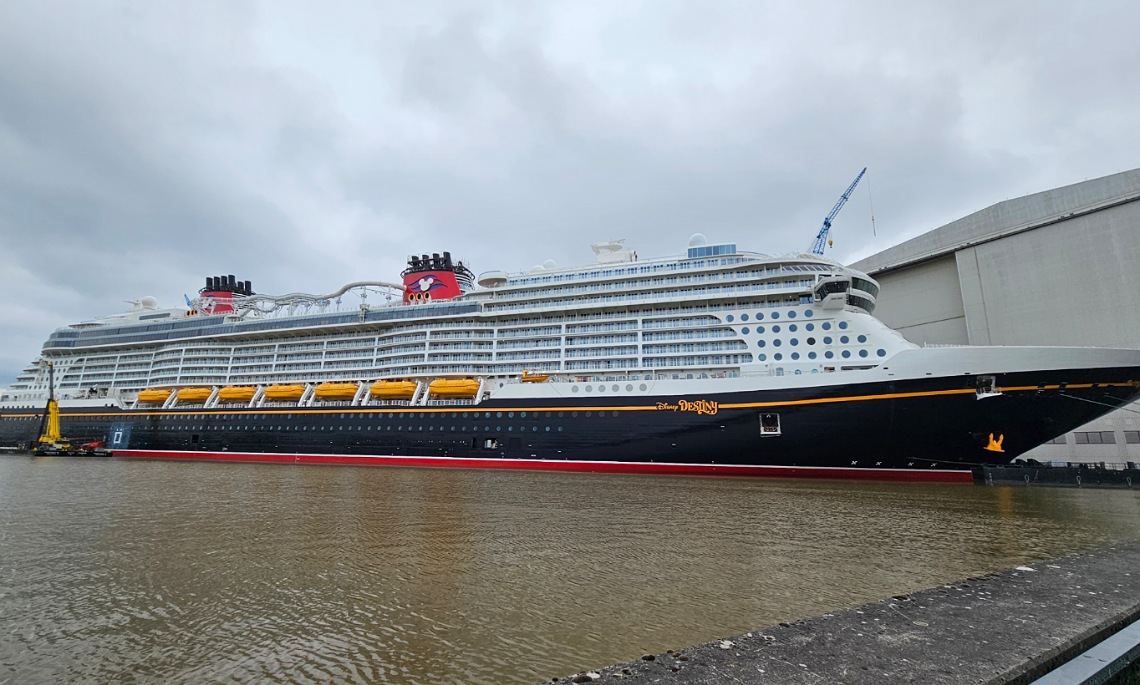 Papenburg – Kreuzfahrtschiff Disney Destiny vor Ems-Überführung 