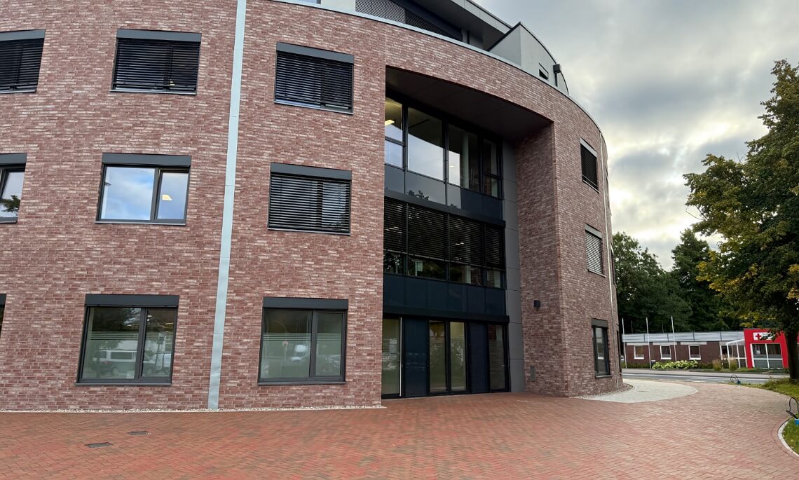 Papenburg – Zugang zum neuen Rathaus über den rückwärtigen Eingang möglich