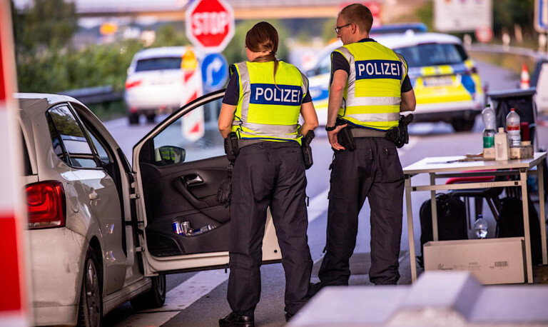 Frau beißt Polizisten bei Grenzkontrolle