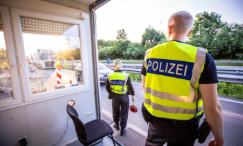 Mit zwei Haftbefehlen gesucht – 19-Jähriger bei Grenzkontrolle verhaftet