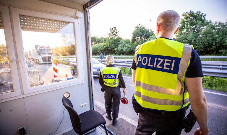 Mit zwei Haftbefehlen gesucht – 19-Jähriger bei Grenzkontrolle verhaftet