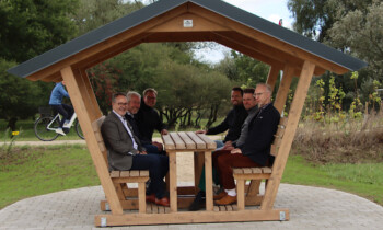 Firma steda sponsert überdachte Sitzgruppe an Fährbrücke zwischen Schwefingen und Klein Hesepe