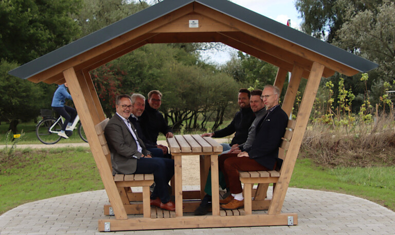 Firma steda sponsert überdachte Sitzgruppe an Fährbrücke zwischen Schwefingen und Klein Hesepe