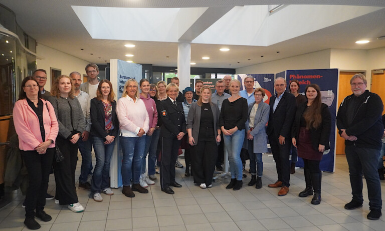 Ausstellung „HerzSchlag – Wenn aus Liebe Gewalt wird“ im Foyer des Lingener Rathauses