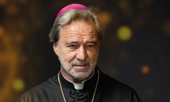 Bissige Kirchensatire „Kardinalfehler“ feiert Gastspiel-Premiere in Nordhorn