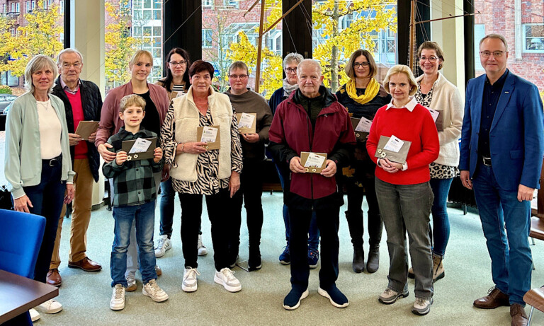 Gewinner des „Heimat shoppen“-Gewinnspiels freuen sich über Haren Gutscheine