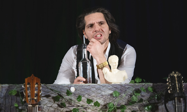 Vasilios Zavrakis bringt „Ouzo for One“ in die Nordhorner Kornmühle