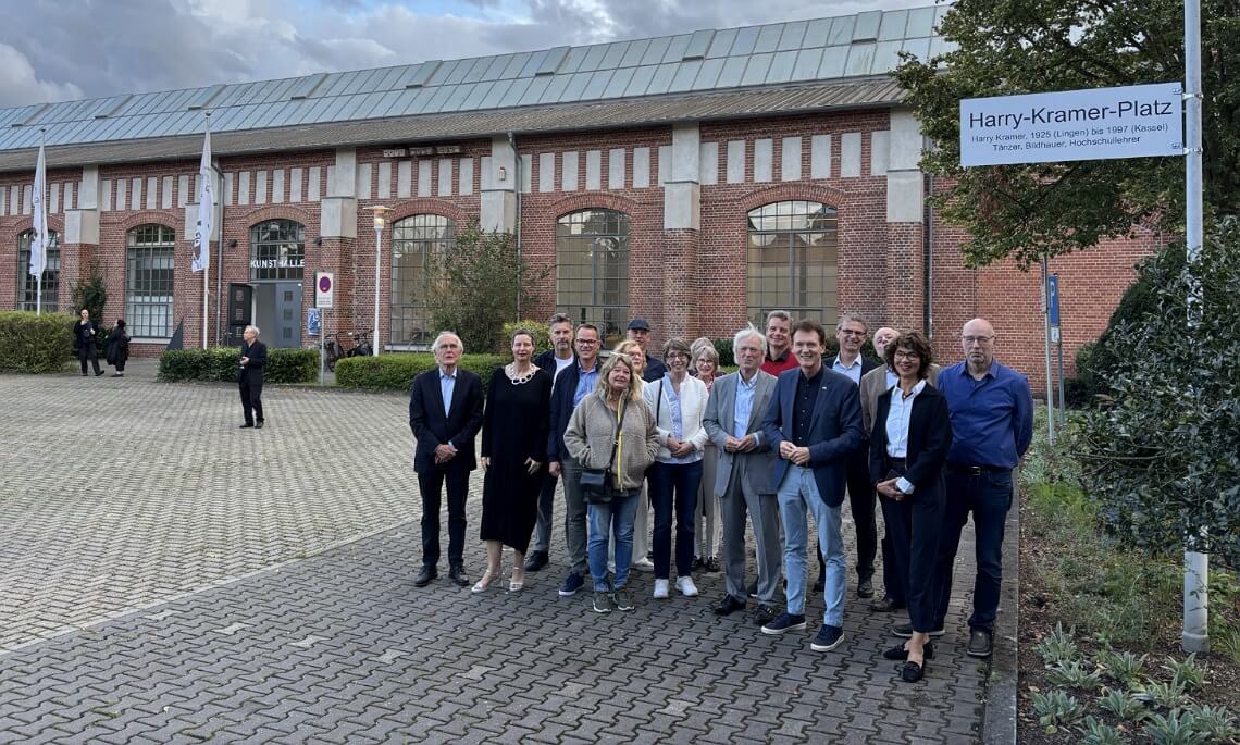 Stadt Lingen weiht Harry-Kramer-Platz ein – Ehrung zum 100. Geburtstag des Künstlers