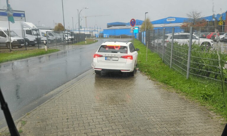Wenn der Wettbewerb zum Geleitschutz wird: Augustin Entsorgung dankt für morgendliche „Begleitung“