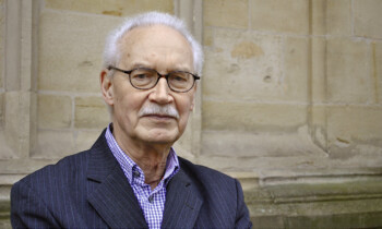 Journalist Hermann Vinke stellt neue Flugschrift „Entscheidet Euch!“ in der Gedenkstätte Esterwegen vor