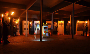 Gelungene Lichteraktion der Reservistenkameradschaft Esterwegen auf dem Lagerfriedhof