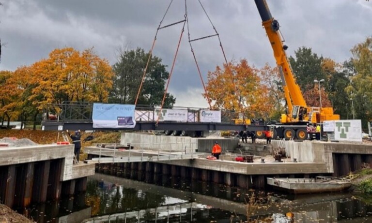 Neue Geh- und Radwegbrücke in Haren (Ems) eingehoben