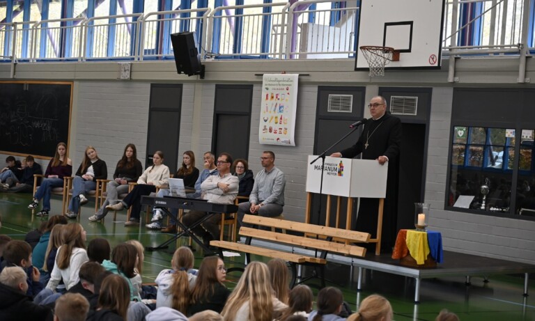 Bischof Dominicus besucht das Gymnasium Marianum Meppen