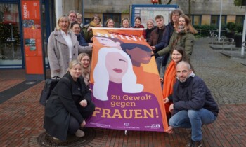 Lingen – Fahne gegen Gewalt an Frauen am Neuen Rathaus gehisst