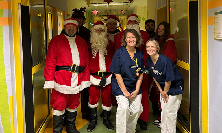 Weihnachtskonvoi überrascht Kinder in der Euregio-Klinik Nordhorn mit Geschenken
