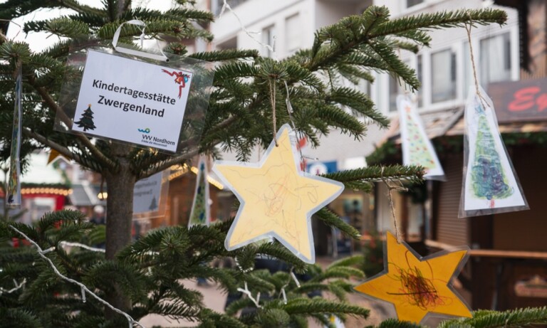 Gemeinsam geschmückt – Baumschmückaktion bringt auch in diesem Jahr wieder weihnachtlichen Glanz in die Nordhorner Innenstadt