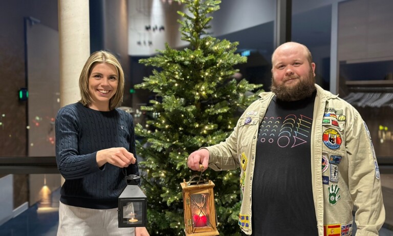 Das Friedenslicht im Papenburger Rathaus angekommen