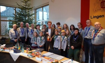 Lingen – Friedenslicht im Rathaus angekommen