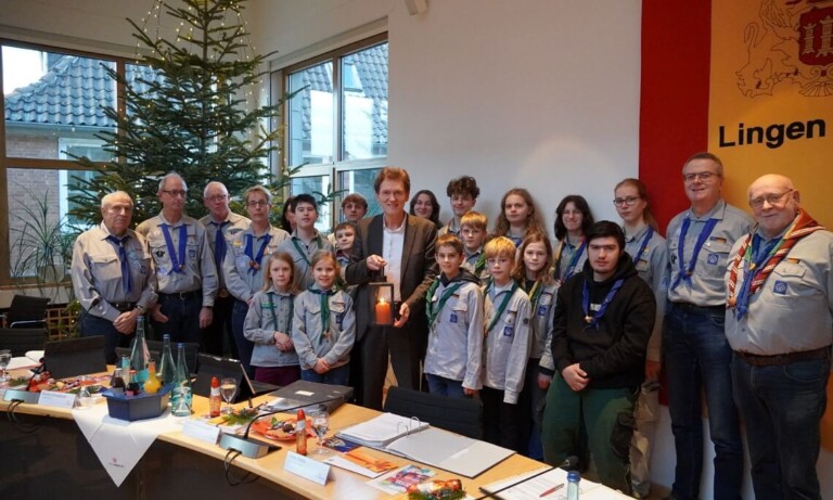 Lingen – Friedenslicht im Rathaus angekommen