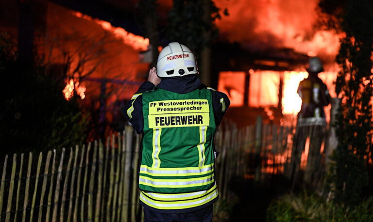 Großbrand in Westoverledingen – Möbelhaus in Flammen