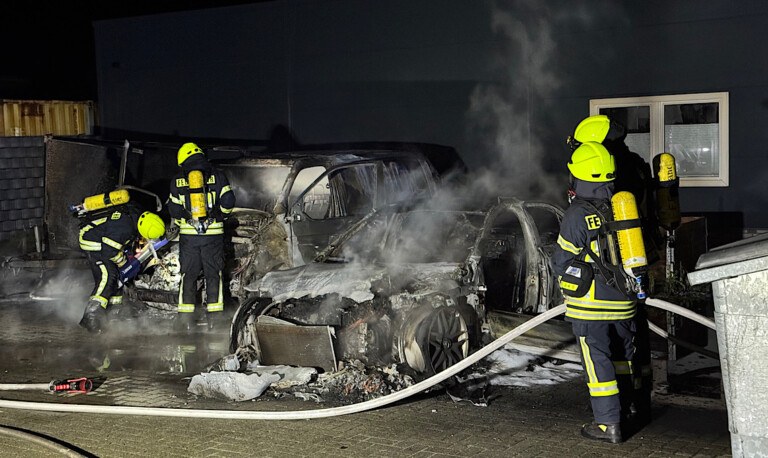 Papenburg – Fahrzeugbrand greift auf weitere Fahrzeuge und Geschäftsgebäude über