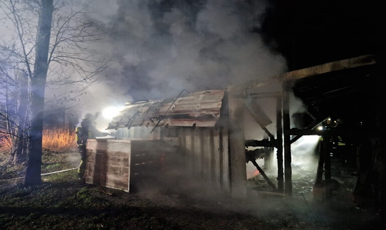 Feuerwehr löscht Schuppenbrand in Groß Stavern