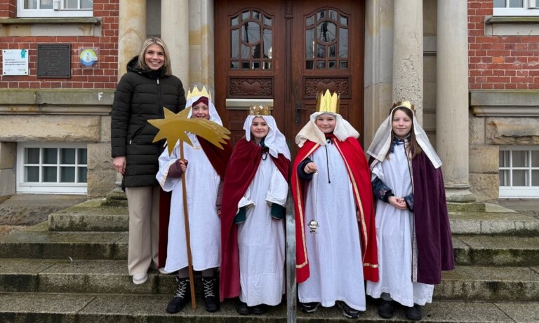 Sternsinger segneten Papenburger Rathäuser: „Schule statt Fabrik – Sternsingen gegen Kinderarbeit“
