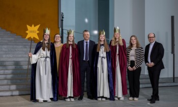 108 Sternsingerinnen und Sternsinger im Bundeskanzleramt