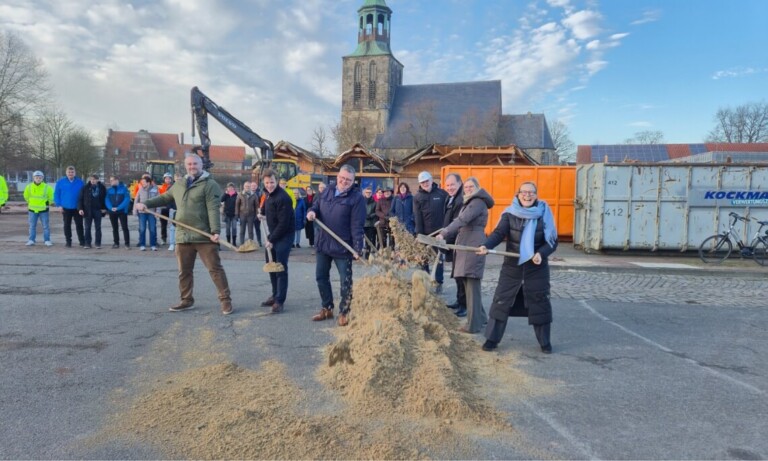 Bagger markieren offiziellen Baustart für „Innenstadt am Wasser“ in Nordhorn