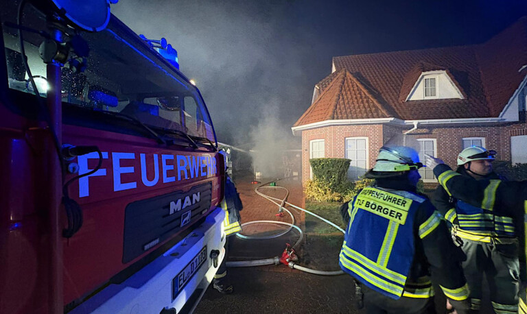 Börger – Gebäudebrand an einem Mehrfamilienhaus – Garage in Vollbrand