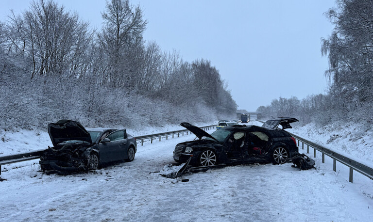 Lingen – Chrysler gerät mit Sommerreifen in den Gegenverkehr