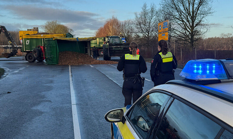 Meppen – Treckergespann verunfallt auf B402