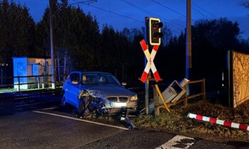 Meppen – Auto kracht gegen Bahnübergang