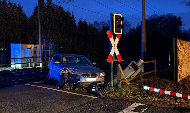 Meppen – Auto kracht gegen Bahnübergang