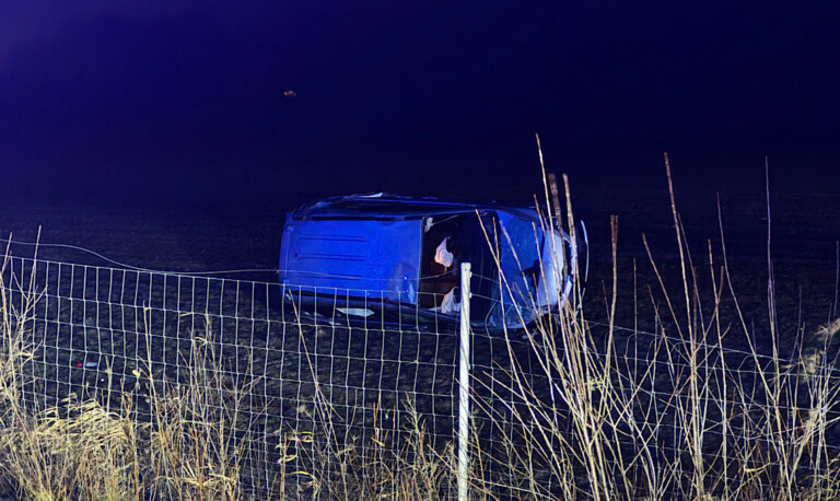 Auto schleudert nach Unfall auf A31 über 20 Meter in ein Feld