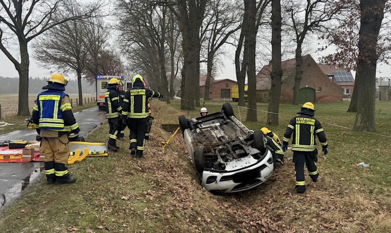 Haselünne -Feuerwehr befreit 47-Jährige aus ihrem Auto
