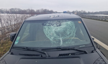 A31 – Eisplatte rutscht von Lkw auf nachfolgenden Pkw