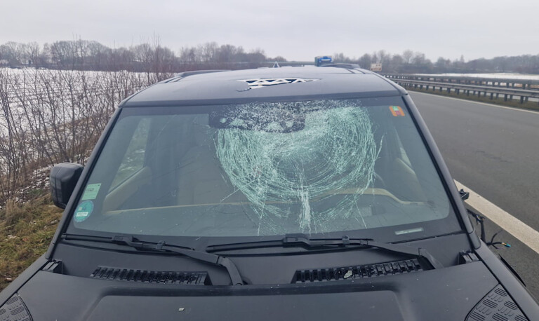 A31 – Eisplatte rutscht von Lkw auf nachfolgenden Pkw