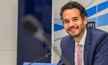 Zurück im Emsland – Dominik Wullers liest aus seinem Buch im Harener Rathaus