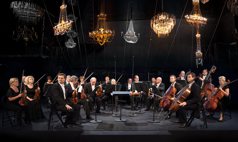 Theater Meppen – Polnisches Kammerorchester Radom und Solist László Fenyö begeistern mit Klangkunst