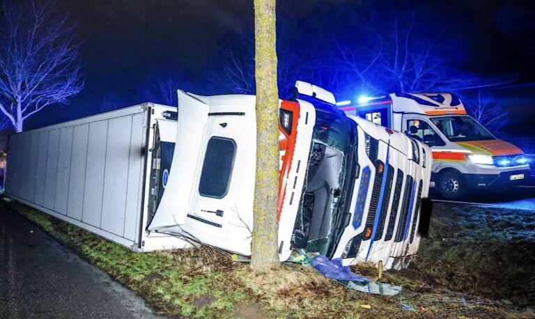 Meppen – Lkw kommt auf B402 von Fahrbahn ab