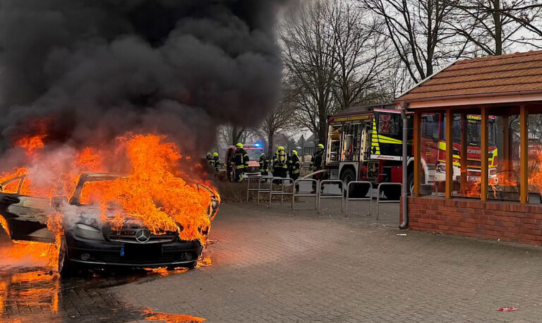 Schöninghsdorf – Pkw steht vor Dorflädchen lichterloh in Brand