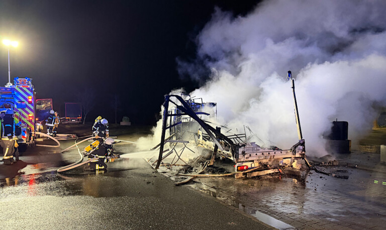 Geeste – Kleinlaster gerät auf A31 in Brand