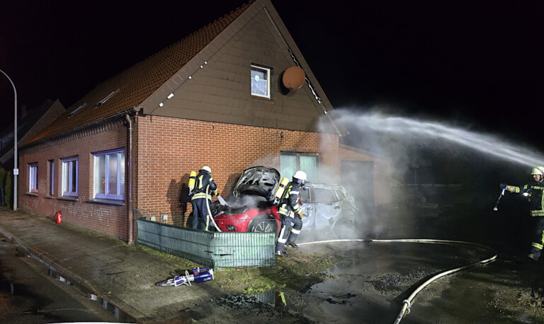 Haren – Feuerwehr löscht brennendes Auto